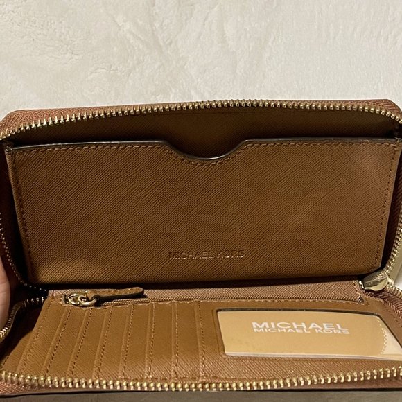 Michael Kors Jet Set Smartphone Wristlet - Picture 10 of 13